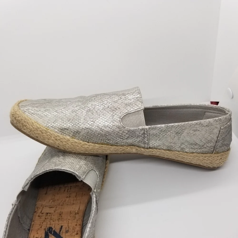Seven7 Cape Azul espadrille platinum snake print loafer size 11